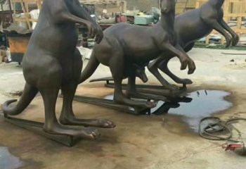 袋鼠雕塑廠家，古銅色動物小品，公園仿真袋鼠雕塑